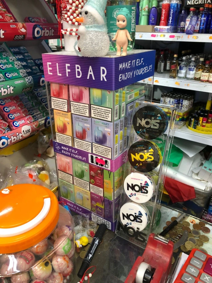 Expositor de bolsas de nicotina NOIS en tienda de alimentación