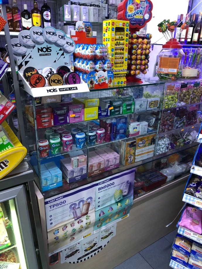 Mostrador de mini market con productos Lost Mary y NOIS