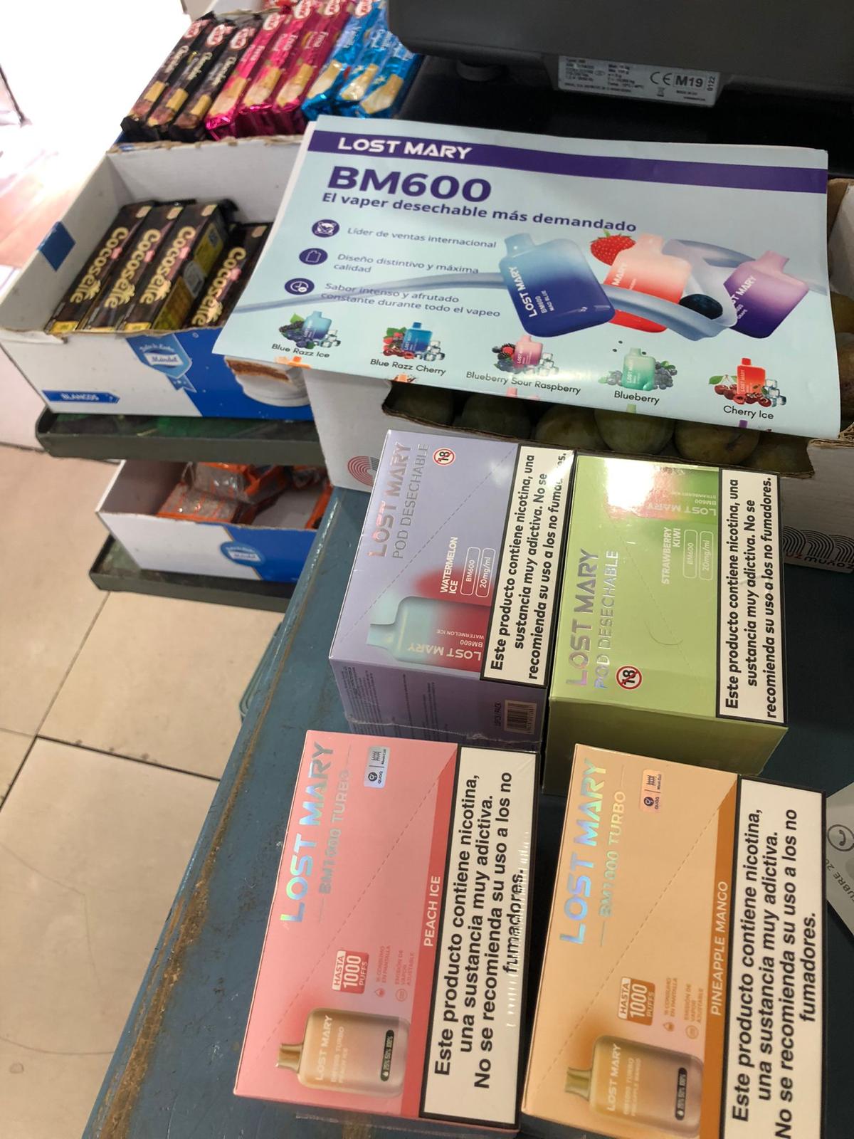 Cajas de 10 unidades de Lost Mary y bolsas NOIS en tienda de alimentación