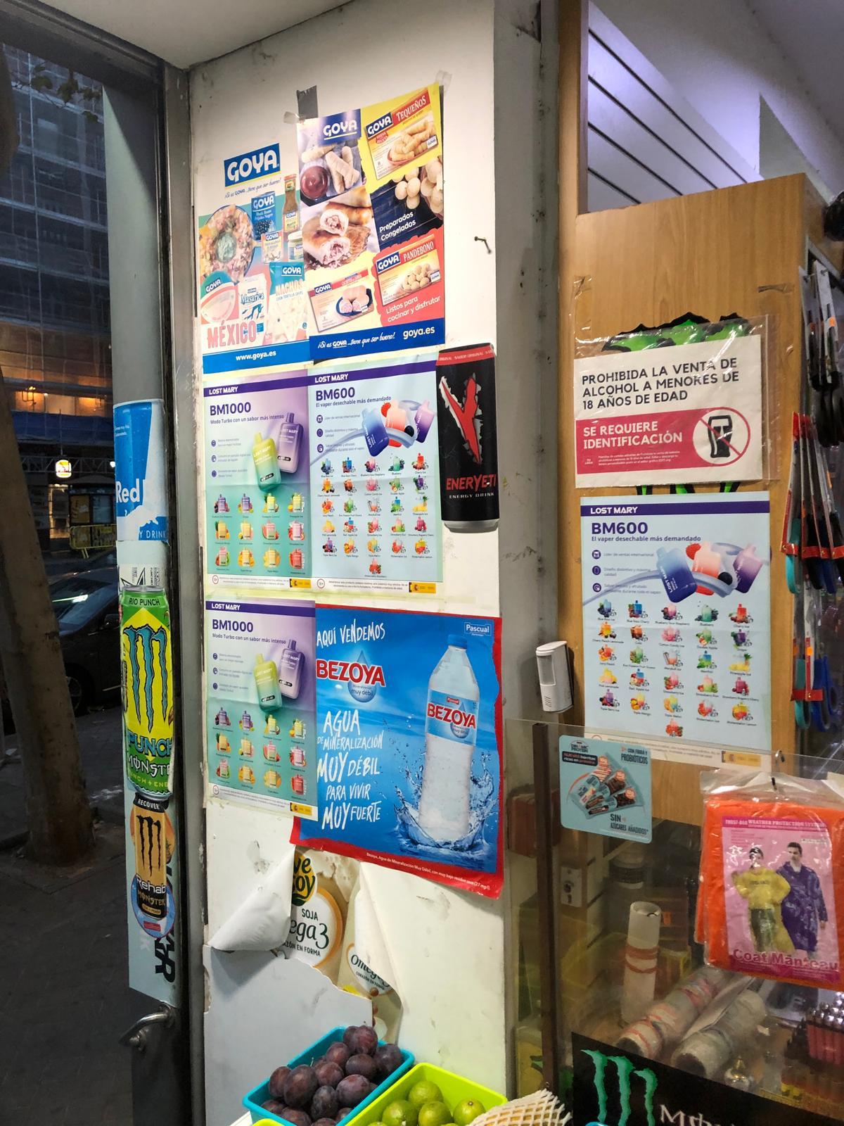 Reposición de paquetes de 10 vapers Lost Mary en mini market de barrio