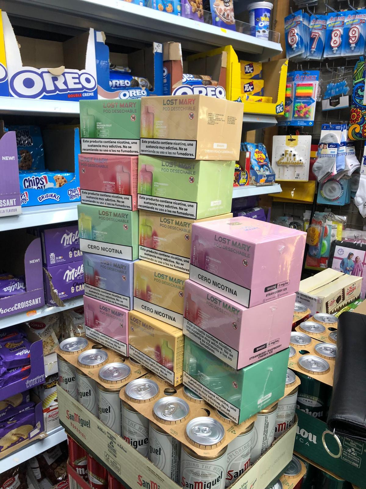 Paquetes de 10 vapers Lost Mary listos para venta en tienda de alimentación