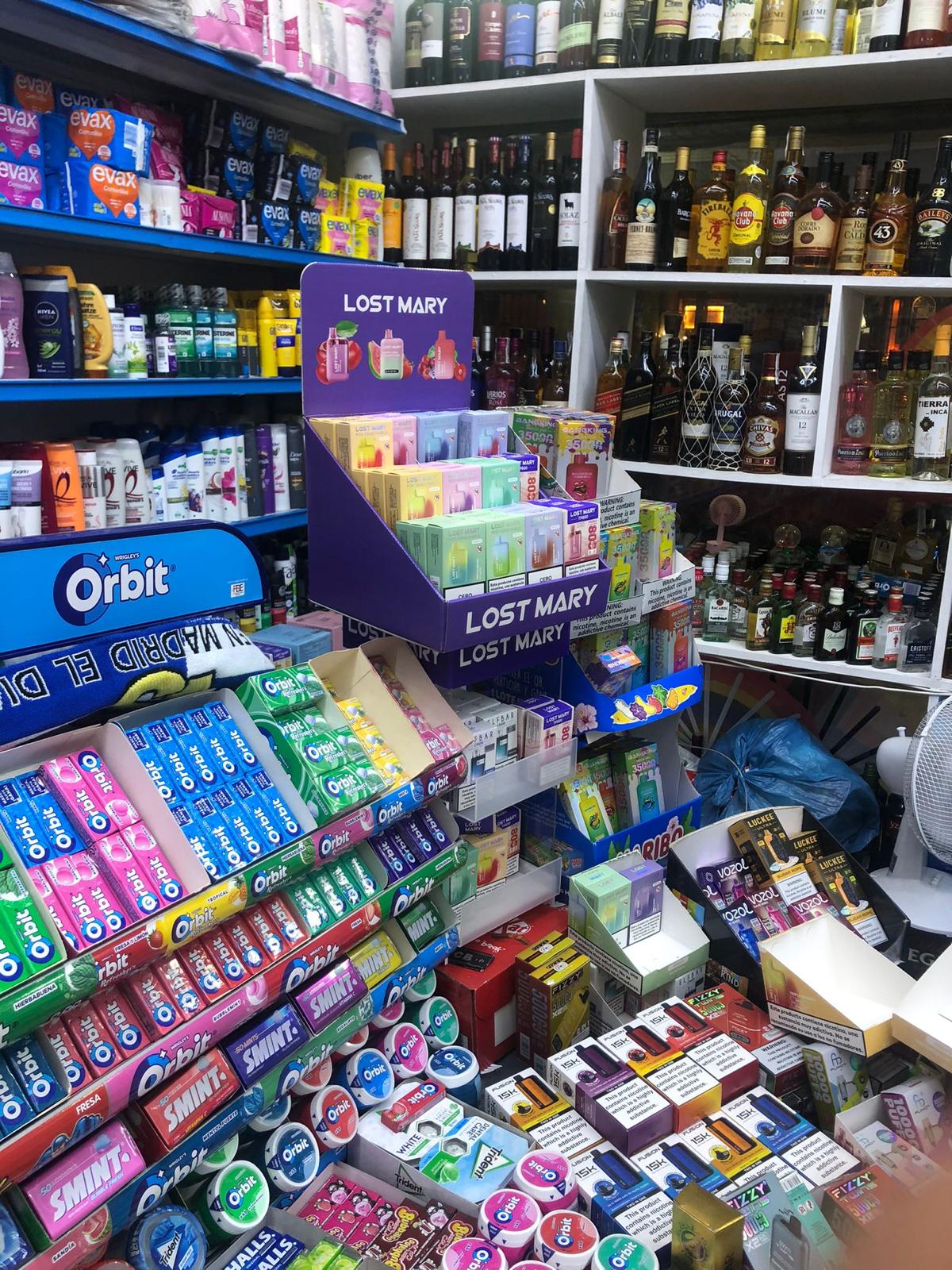 Tiendas de alimentación vendiendo Lost Mary con posters promocionales