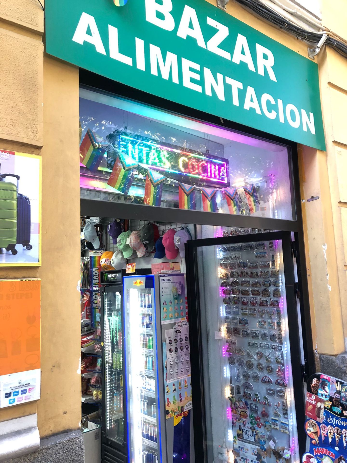 Variedad de sabores Lost Mary en mini market de barrio